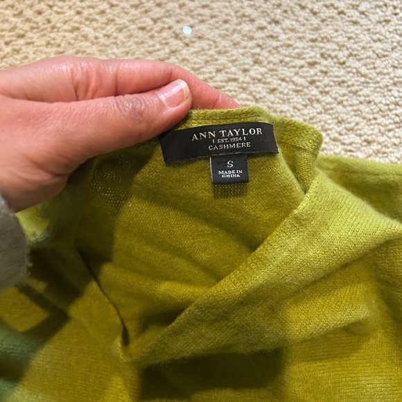 Ann Taylor 100 percent cashmere green boatneck dolman sleeve sweater - Picture 8 of 9